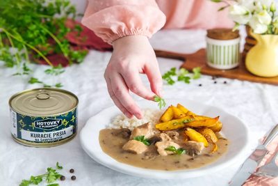 Blog 10 Kuracie prsia na šampiňónoch Hotovky z plechovky servírované s ryžou a pečenými zemiakmi